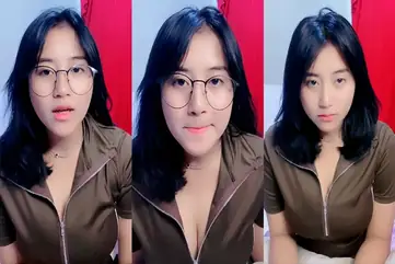 Aksi Gadis Kacamata Imut Main Solo Basah Banjir poster