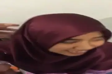 Bokep Hijab Asisten Jilbab Dipaksa BJ di Kantor Hot poster