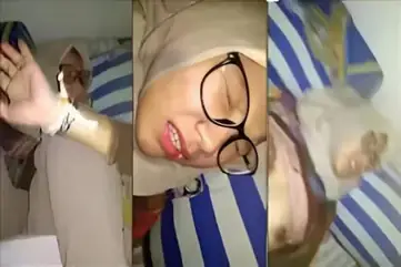 Bokep Memek Tembem SMA Hijab Kacamata WOT Lumer Asyik HD poster