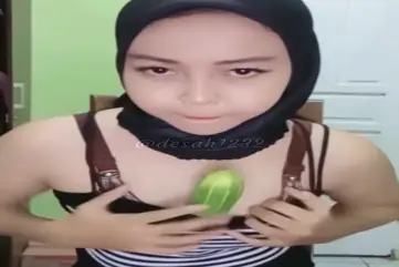 Cewek Jilbab Cantik Live Show Main Timun Tanpa Malu poster