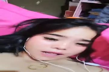 Pamer Meki Basah Pake Earphone Putih Ngocok Brutal poster