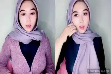 Tiktoker Imut Cantik Pamer Body Montok Saat Live poster